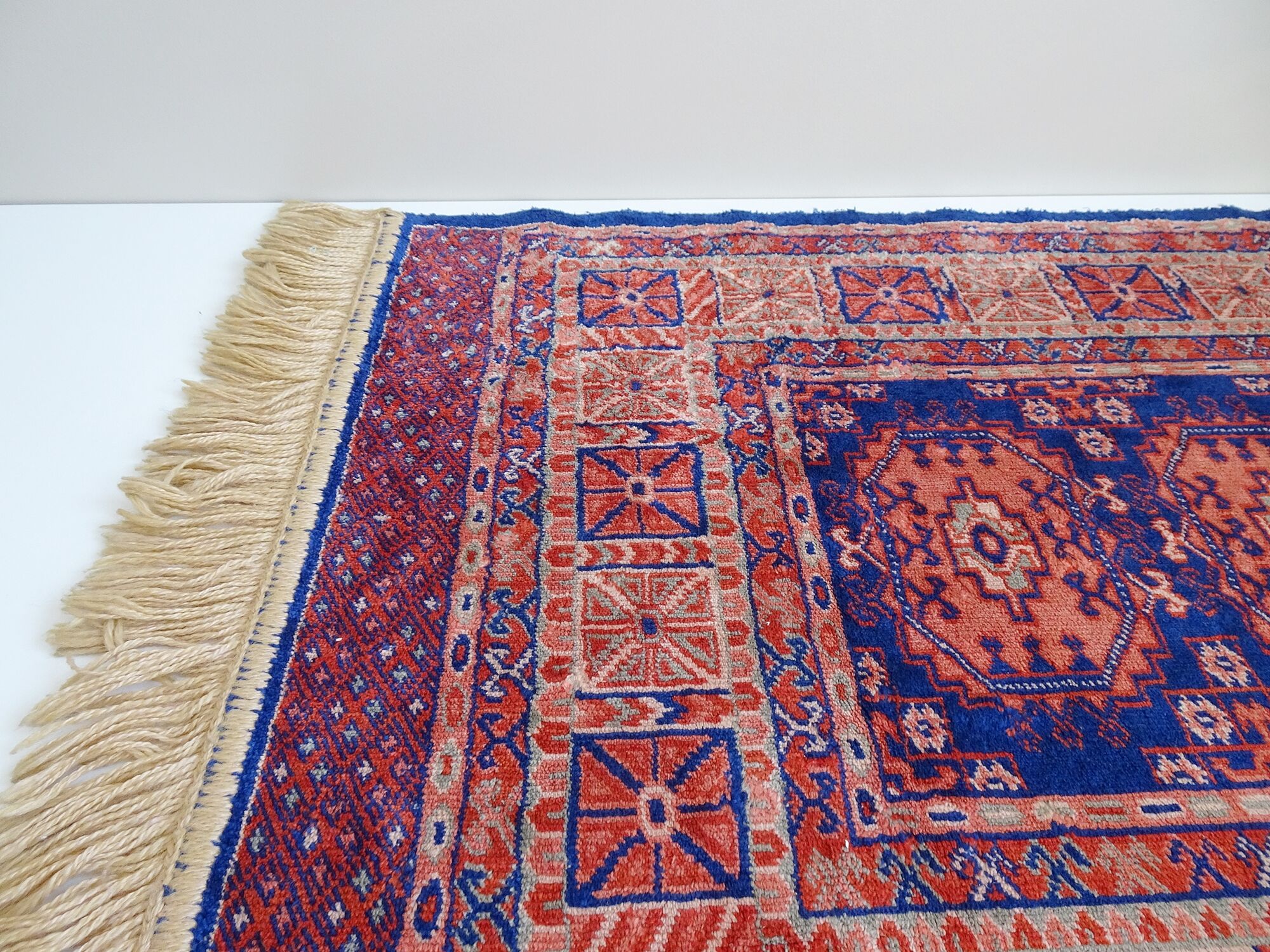 Orient carpet blue red with fringes
