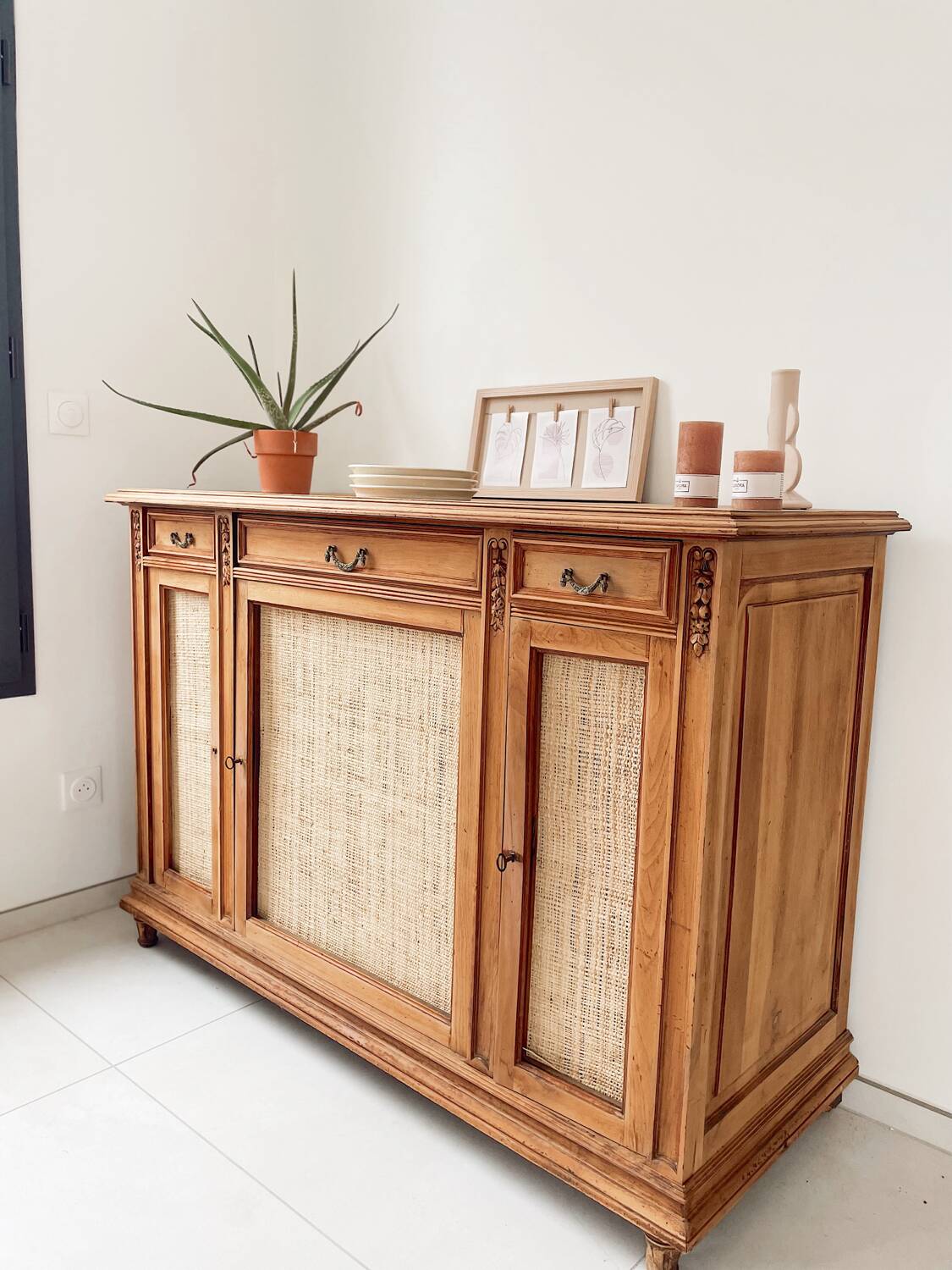 Classic vintage buffet with 3 doors in wood and raffia.