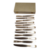 12 couteaux en métal argenté,  ercuis