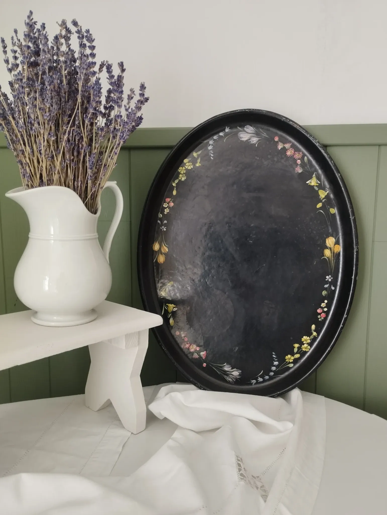 Old large English plate made of papier-mâché.