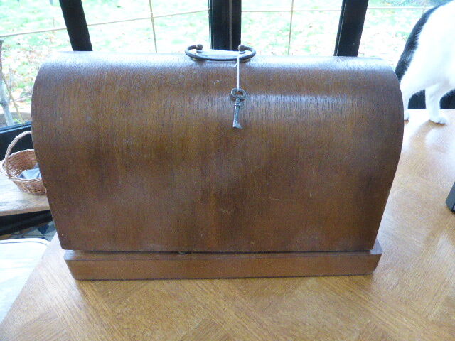 Gelria black metal sewing machine