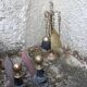 Serviteur de cheminée en laiton avec paire de chenets en fonte avec boule laiton vintage année 60