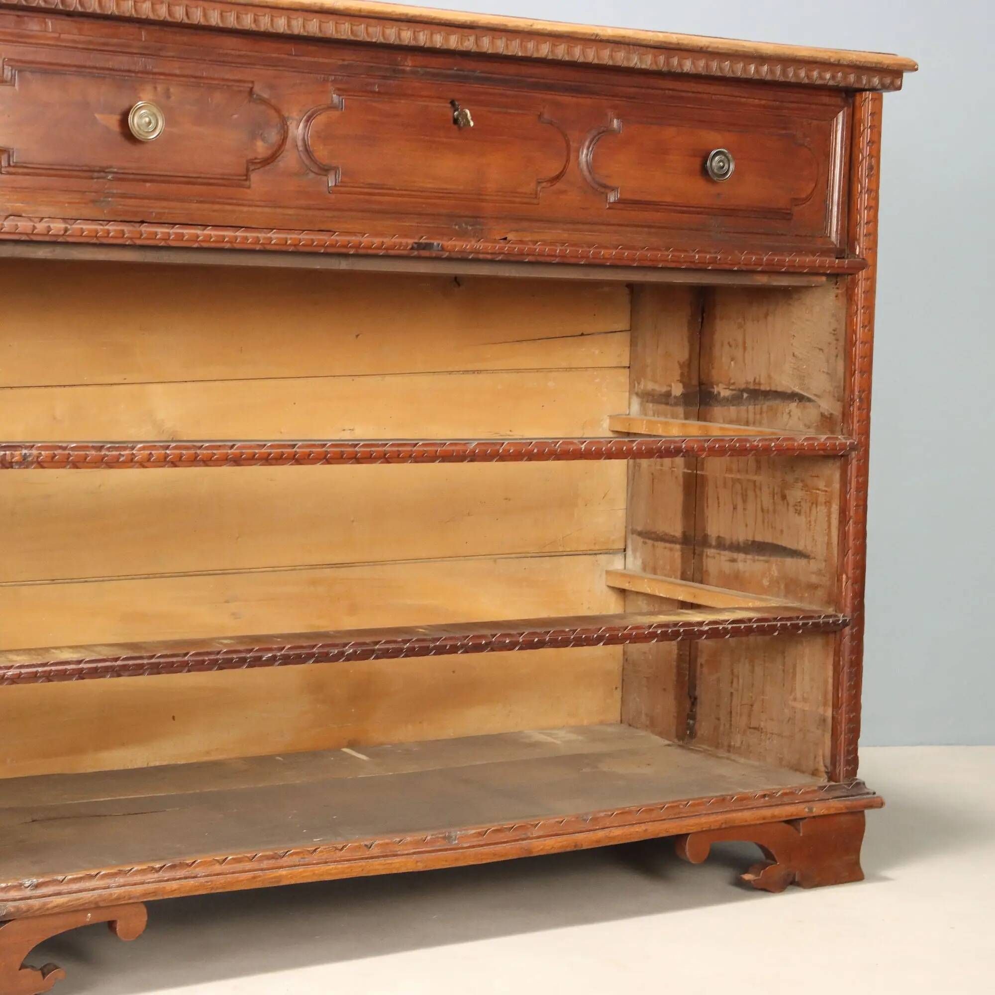 Antique baroque walnut chest of drawers with 4 drawers, 17th century.