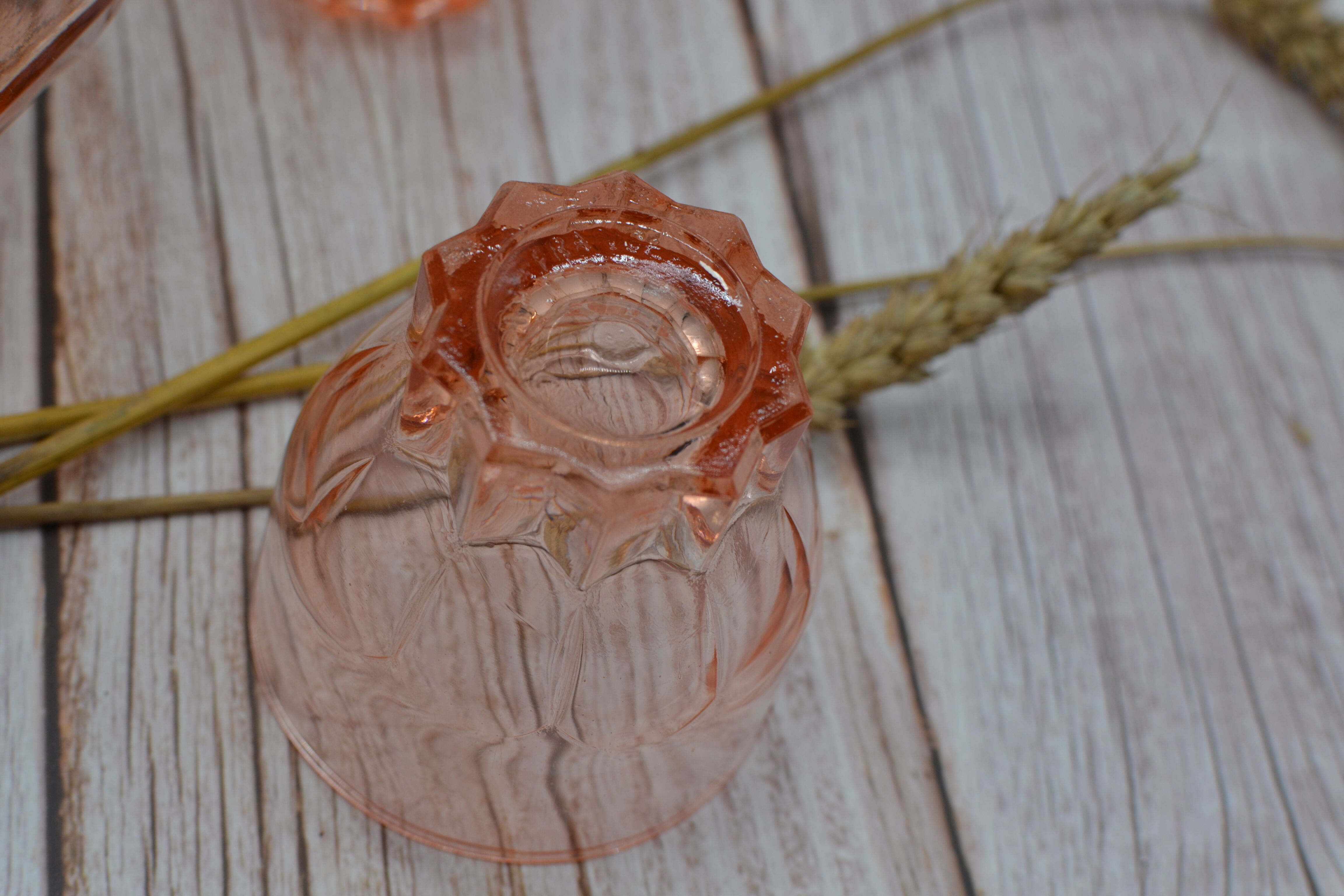 Vintage pink decanter with its 6 glasses