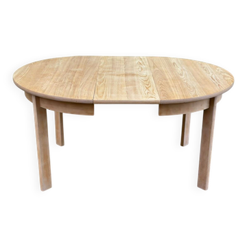Scandinavian extendable round table in light stripped wood with integrated extension 19.
