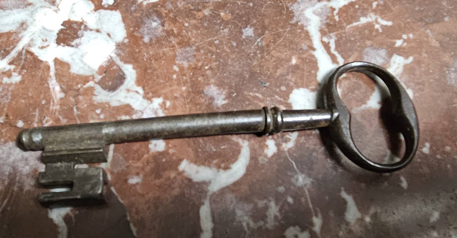 Antique Louis XV wardrobe in solid wood (oak and walnut)