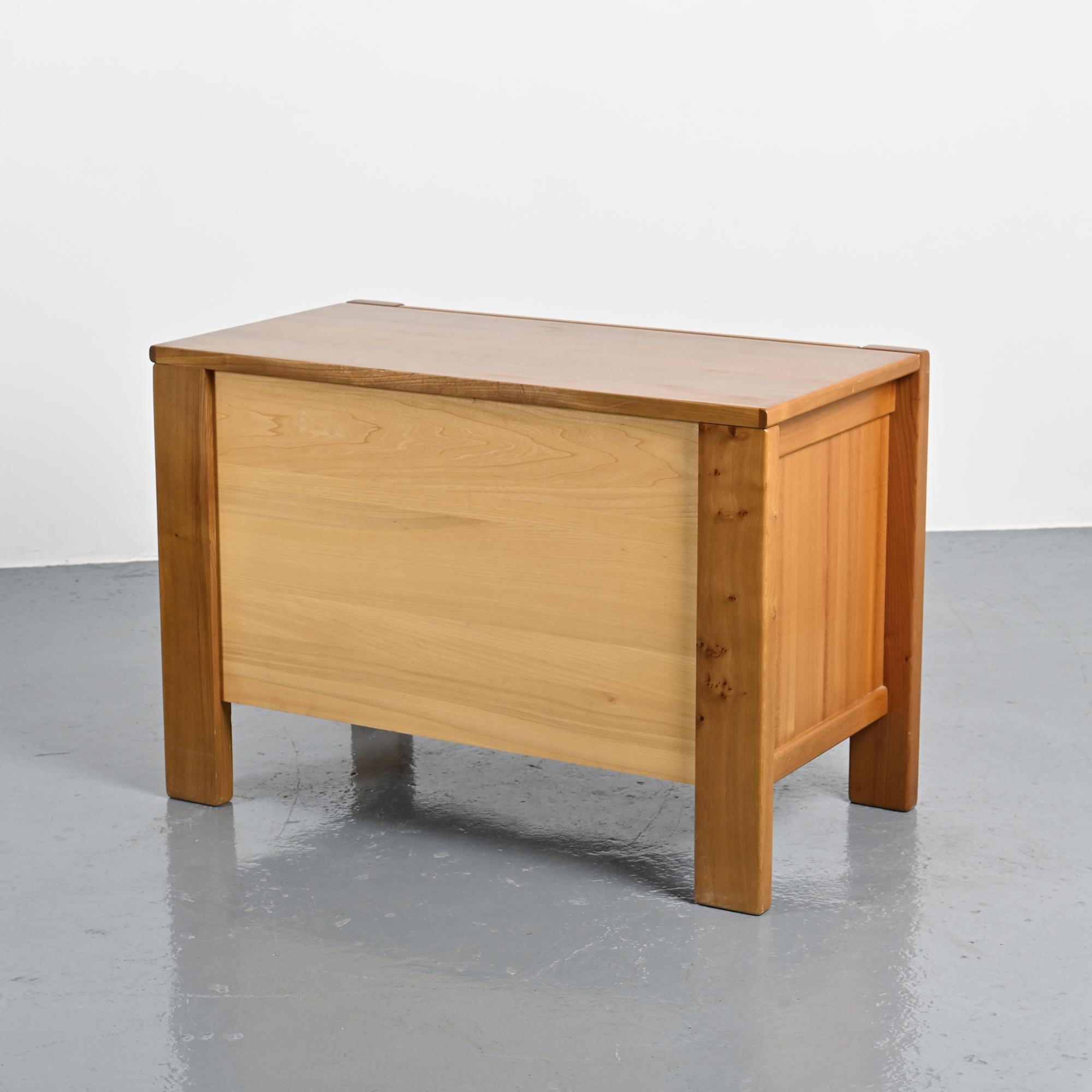 Commode en orme massif, Maison Regain