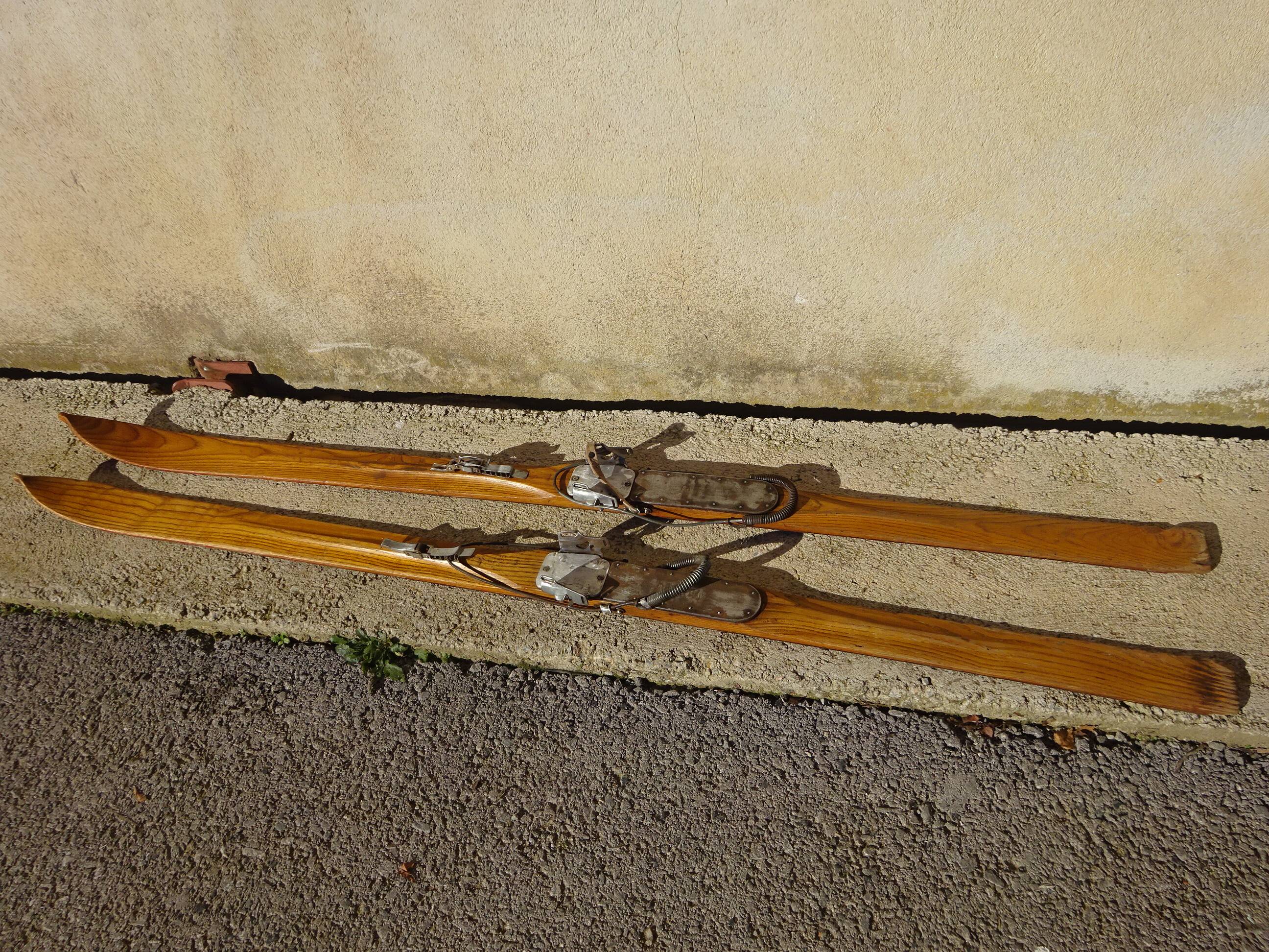 Pair of old wooden skis and metal bindings altiere