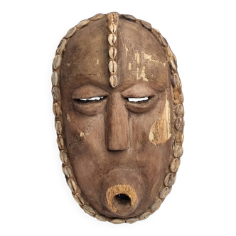 Decorative African mask in carved wood and cowrie shells, Baoulé style, 34 cm