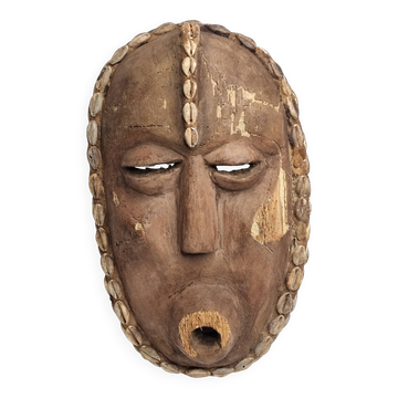 Masque africain décoratif en bois sculpté et cauris, style Baoulé, 34 cm