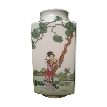 Vase quadrangulaire en porcelaine émaillée polychrome. Chine, XXe siècle