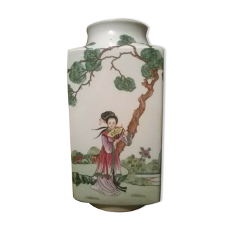 Vase quadrangulaire en porcelaine émaillée polychrome. Chine, XXe siècle