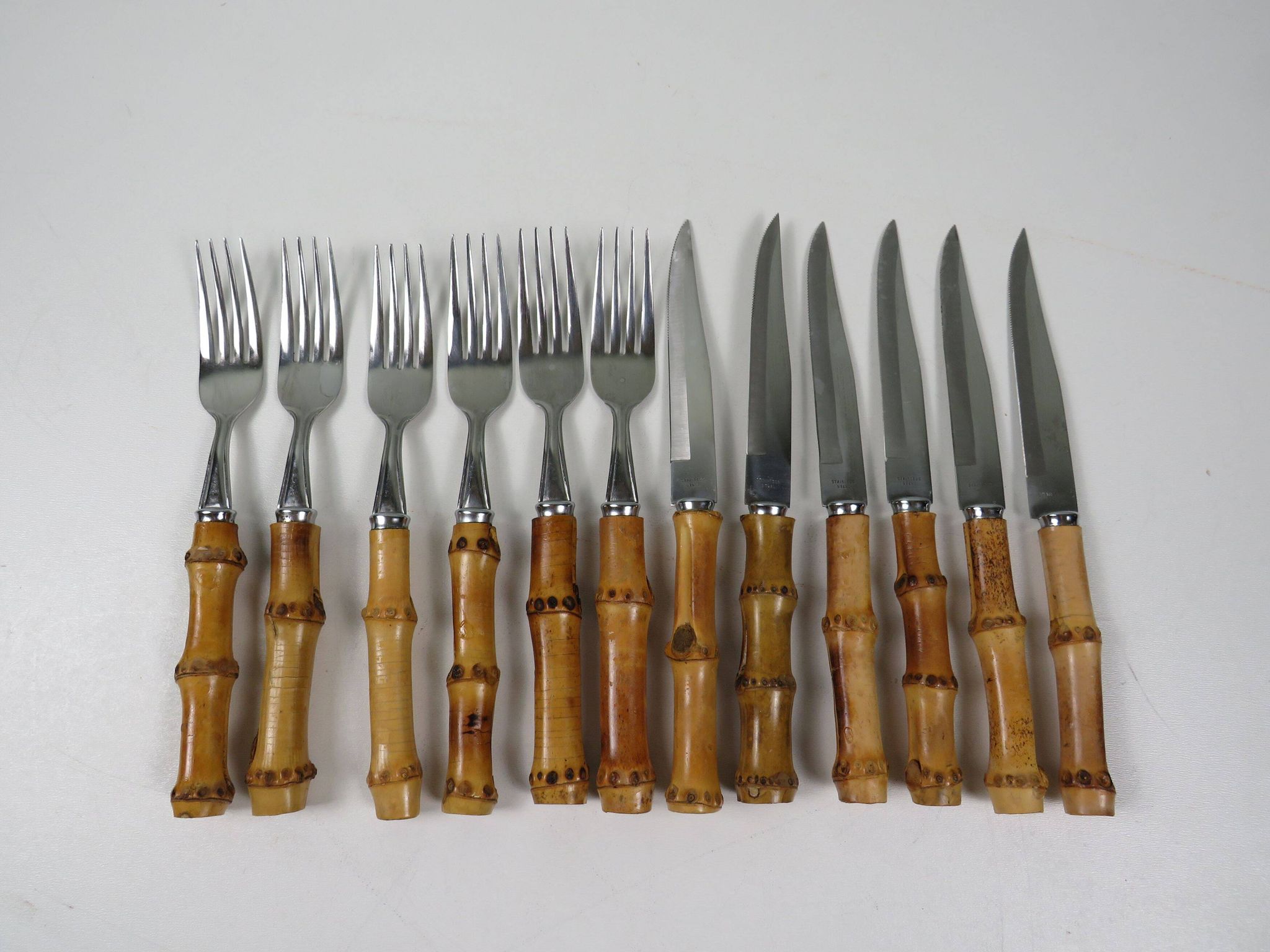 Exclusive 60s steak cutlery set, made in Italy –