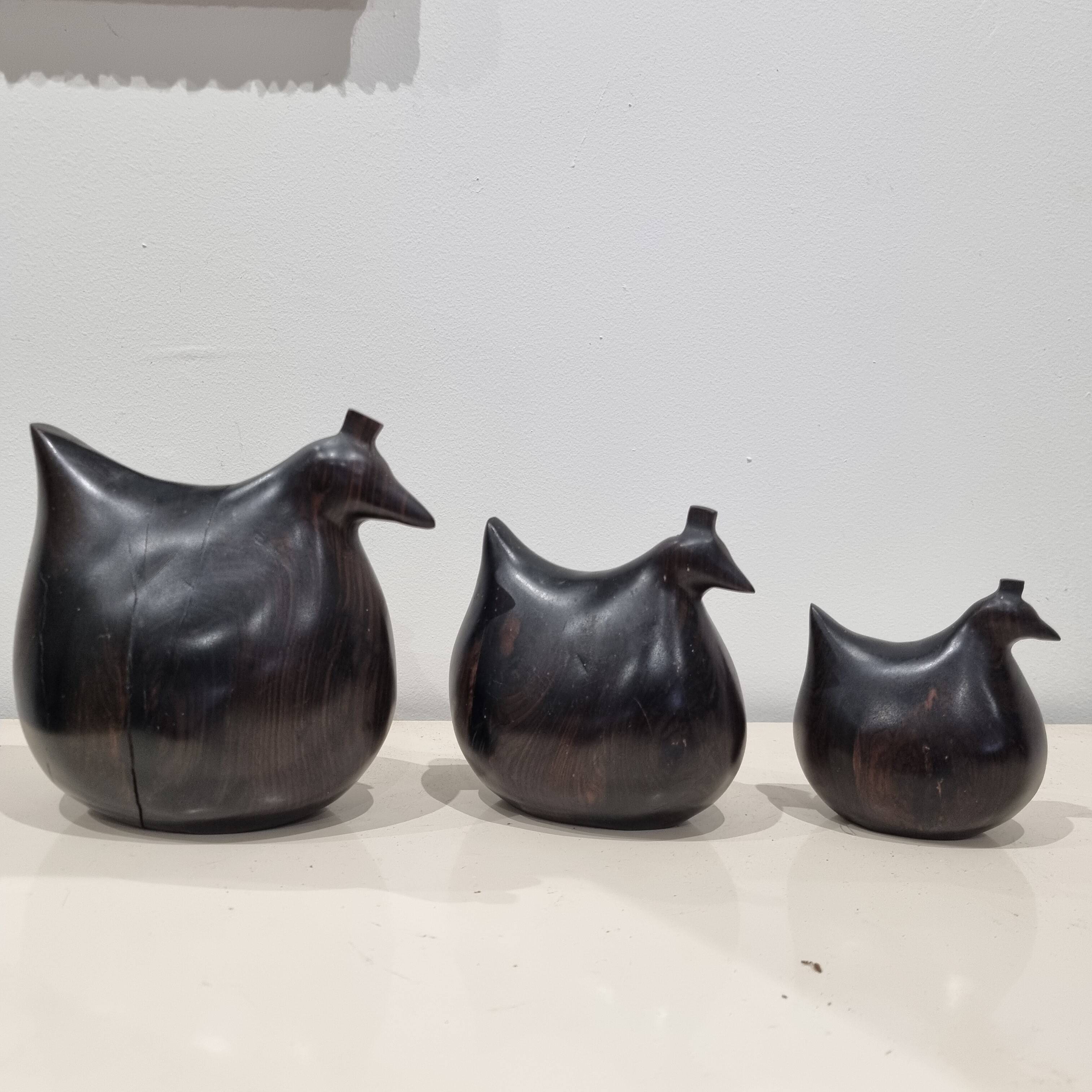 Trio de sculptures poules en ébène