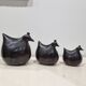 Trio de sculptures poules en ébène
