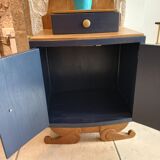 chevet relooké bleu profond et bois