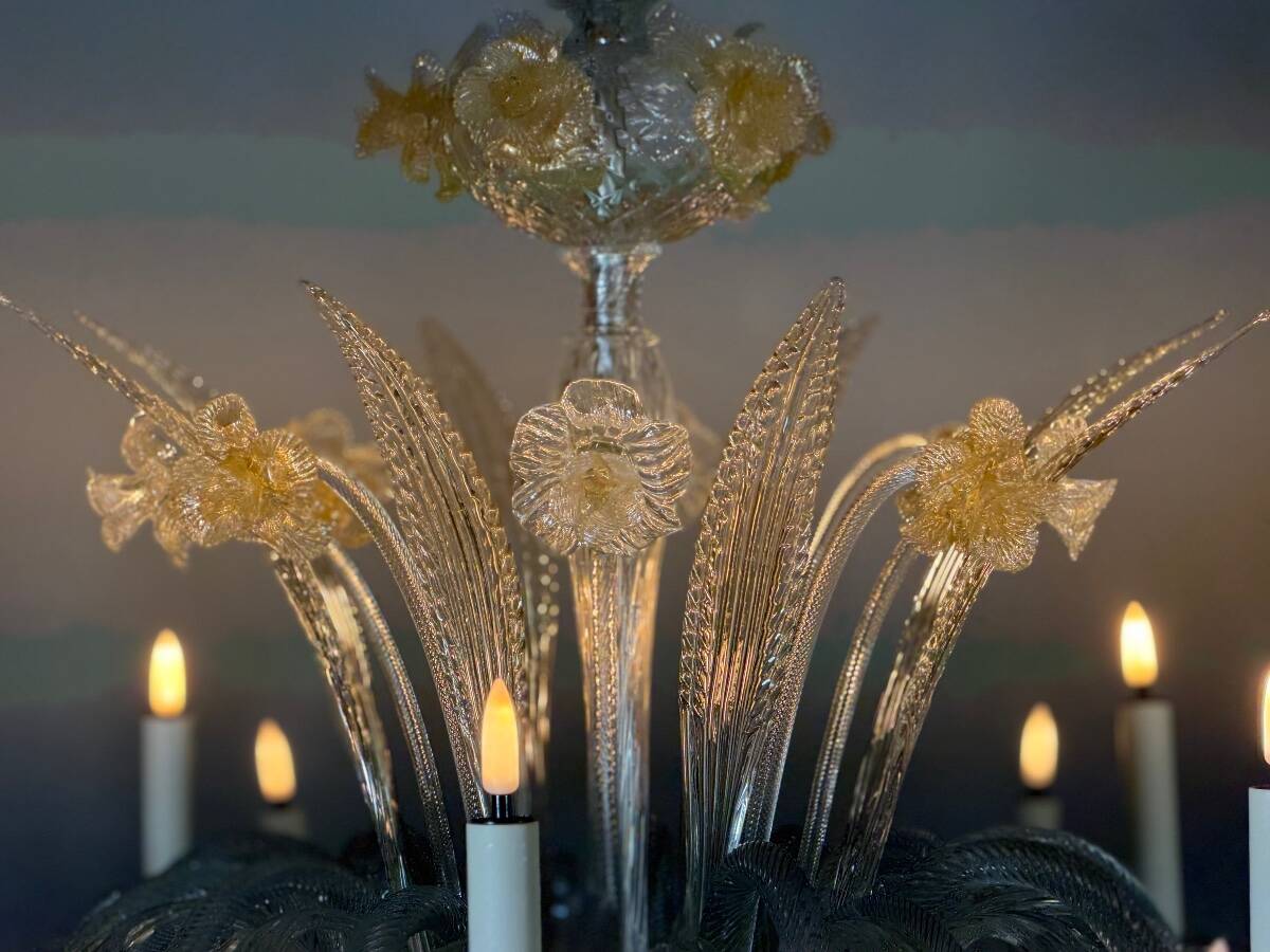Venetian chandelier in gilded Murano glass, 24 light sources, three tiers, circa 1940.