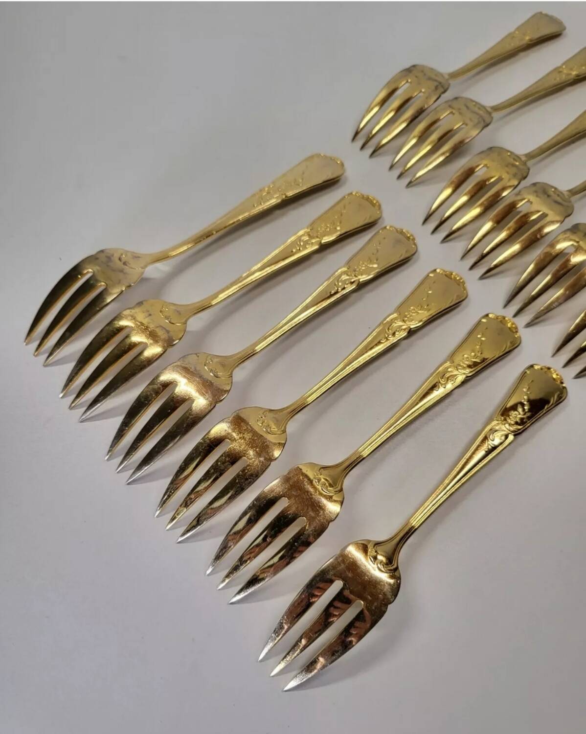 Gold metal fish cutlery, knives and forks 24 pieces