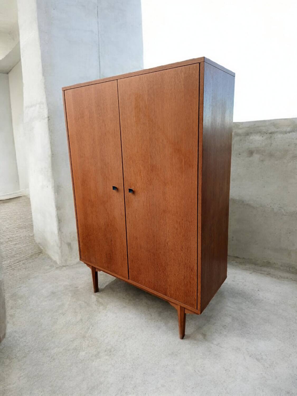 Armoire vintage