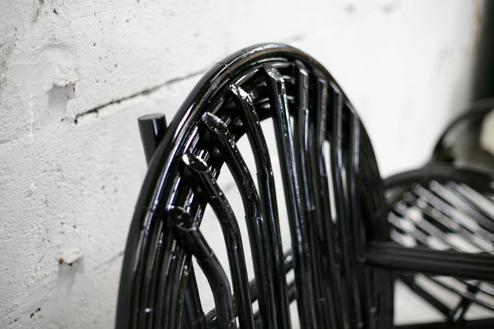 Pair of black lacquered rattan armchairs. France, cira 1960.