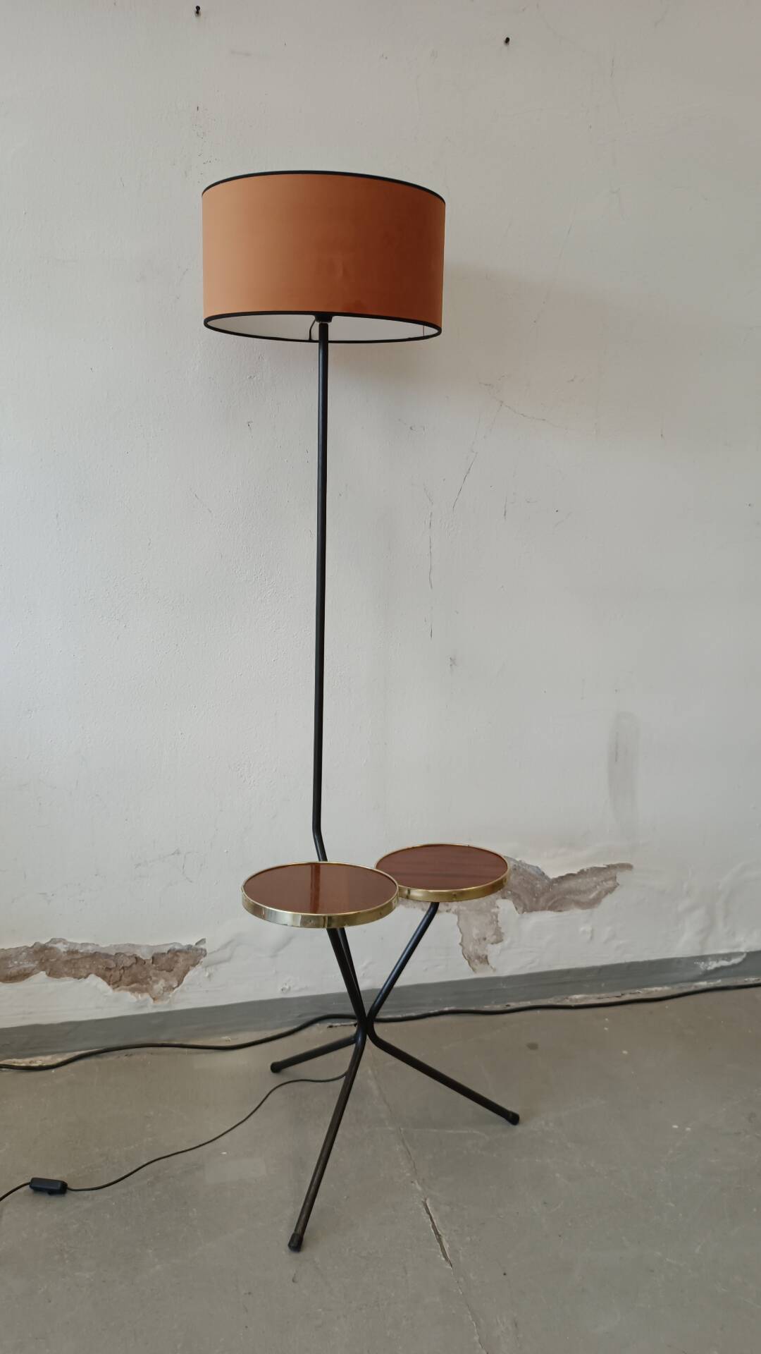 Tripod floor lamp