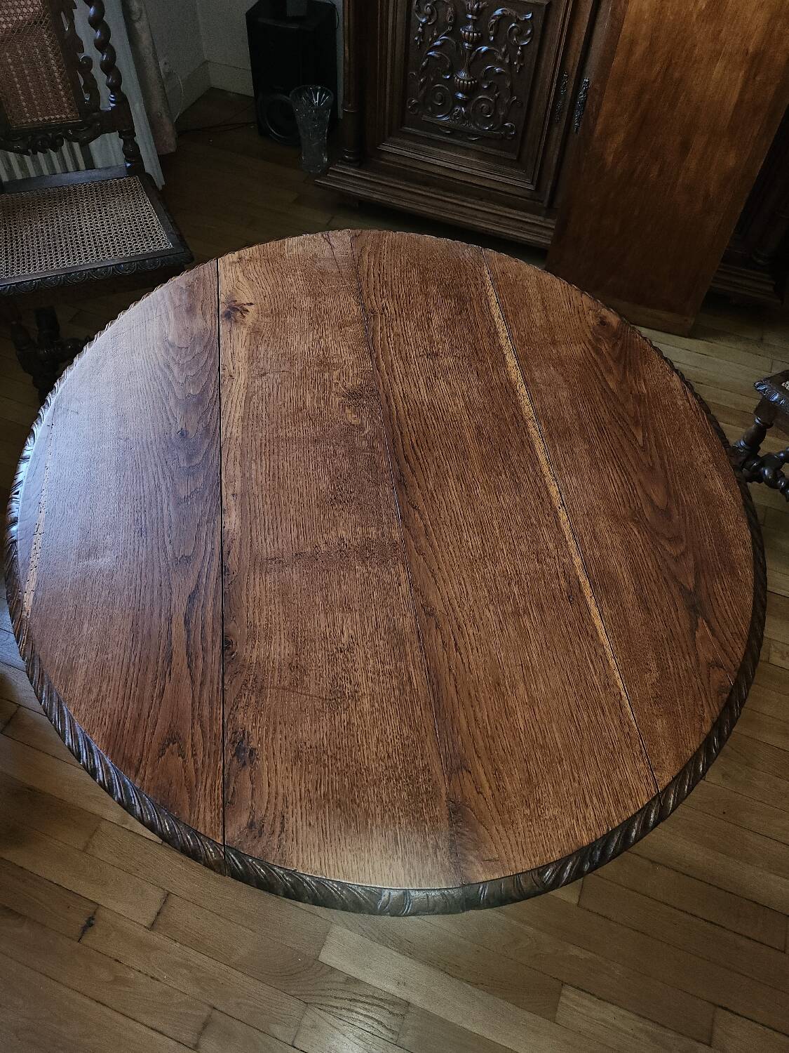 Round central leg table