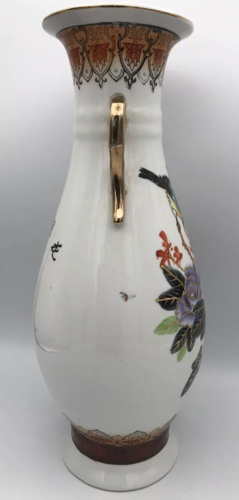 Vase in asian porcelain decorated with birds