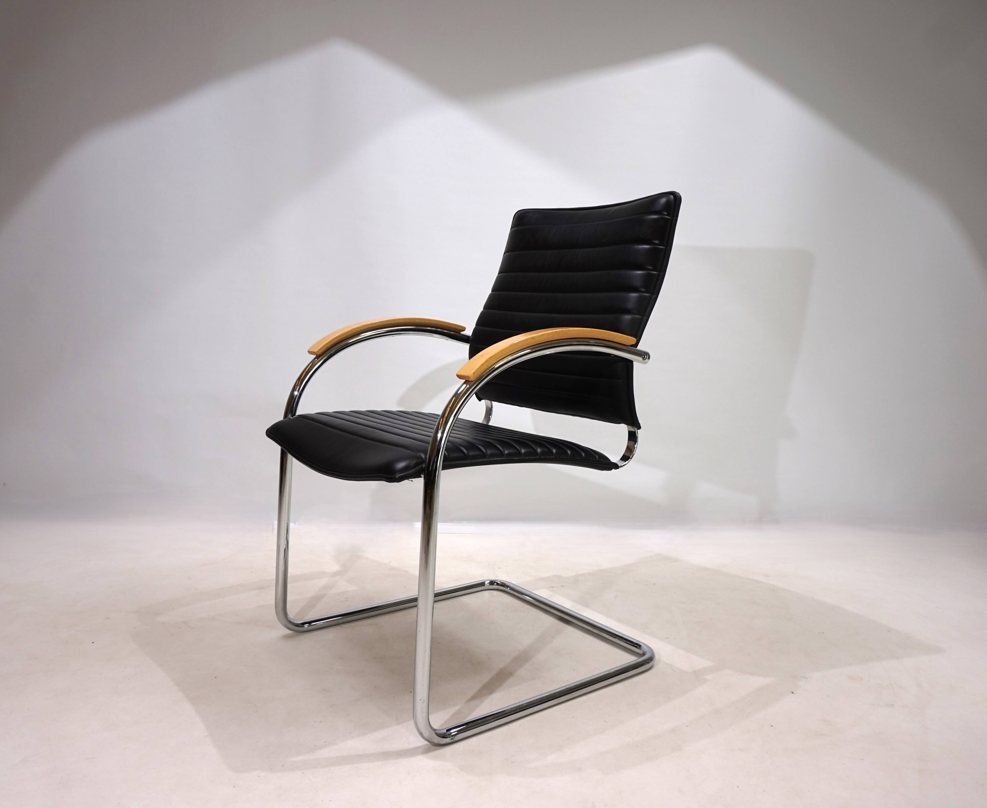 Chaise de salle à manger/conférence en cuir Thonet S74 par Josef Gorica, 1990