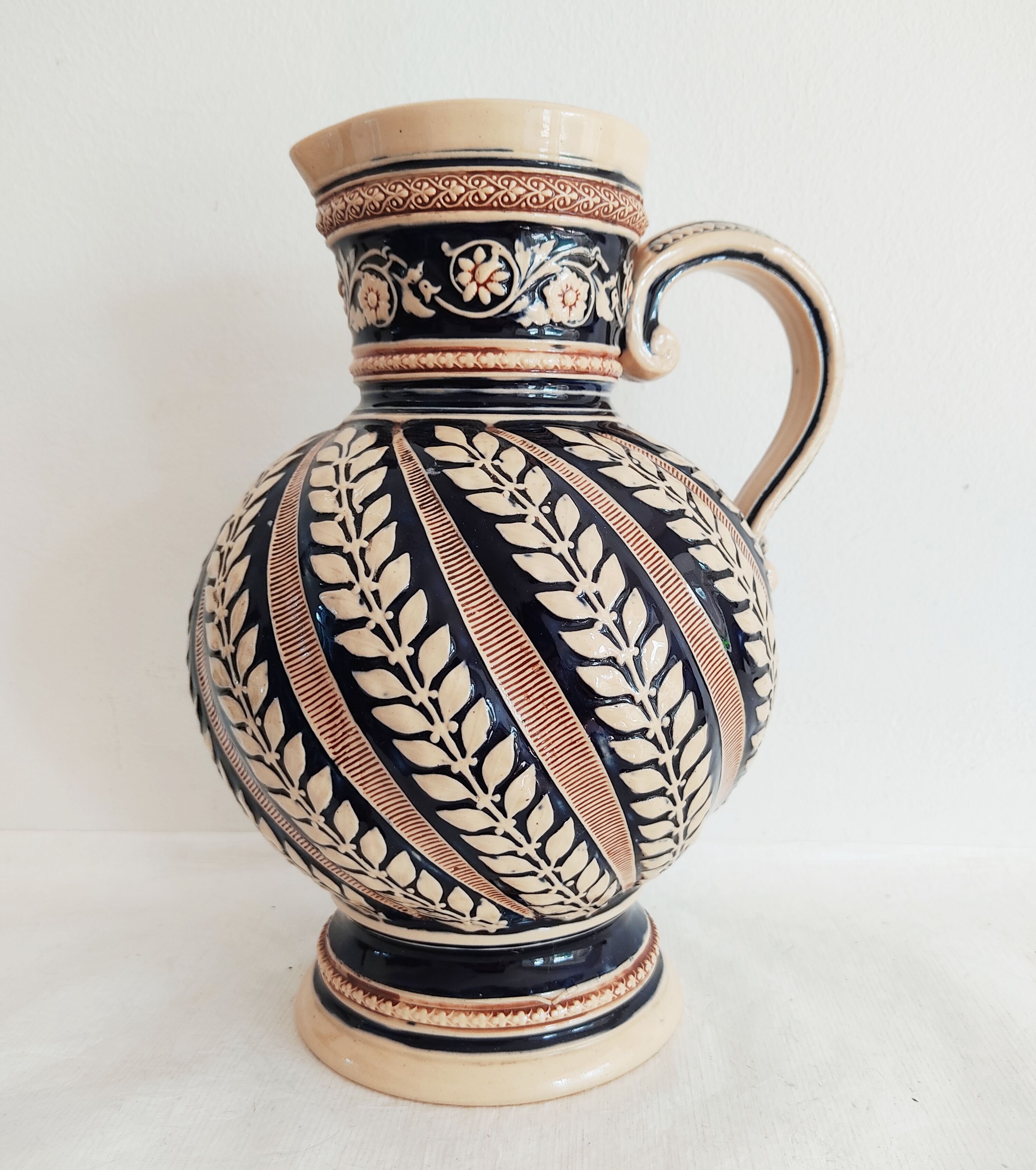 Pitcher 2L ceramic decoration in relief