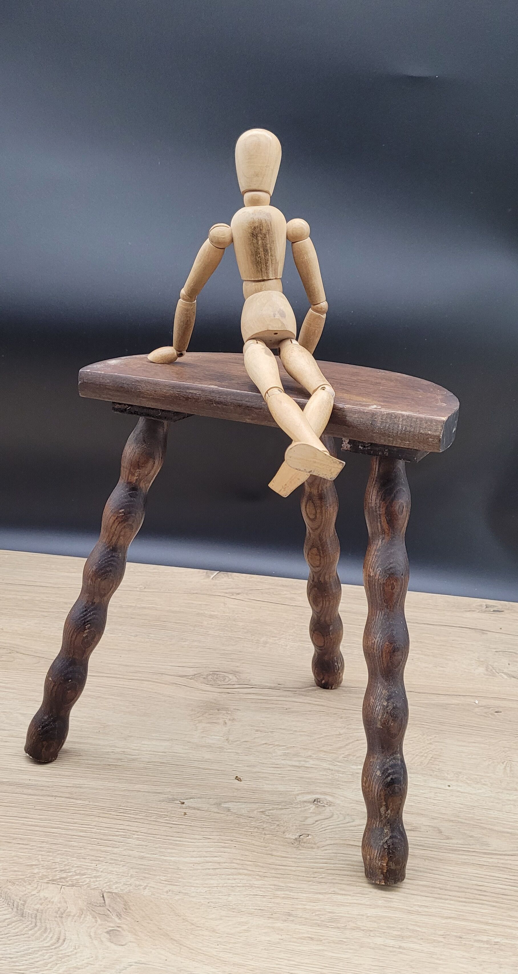 Half-round tripod stool feet balls