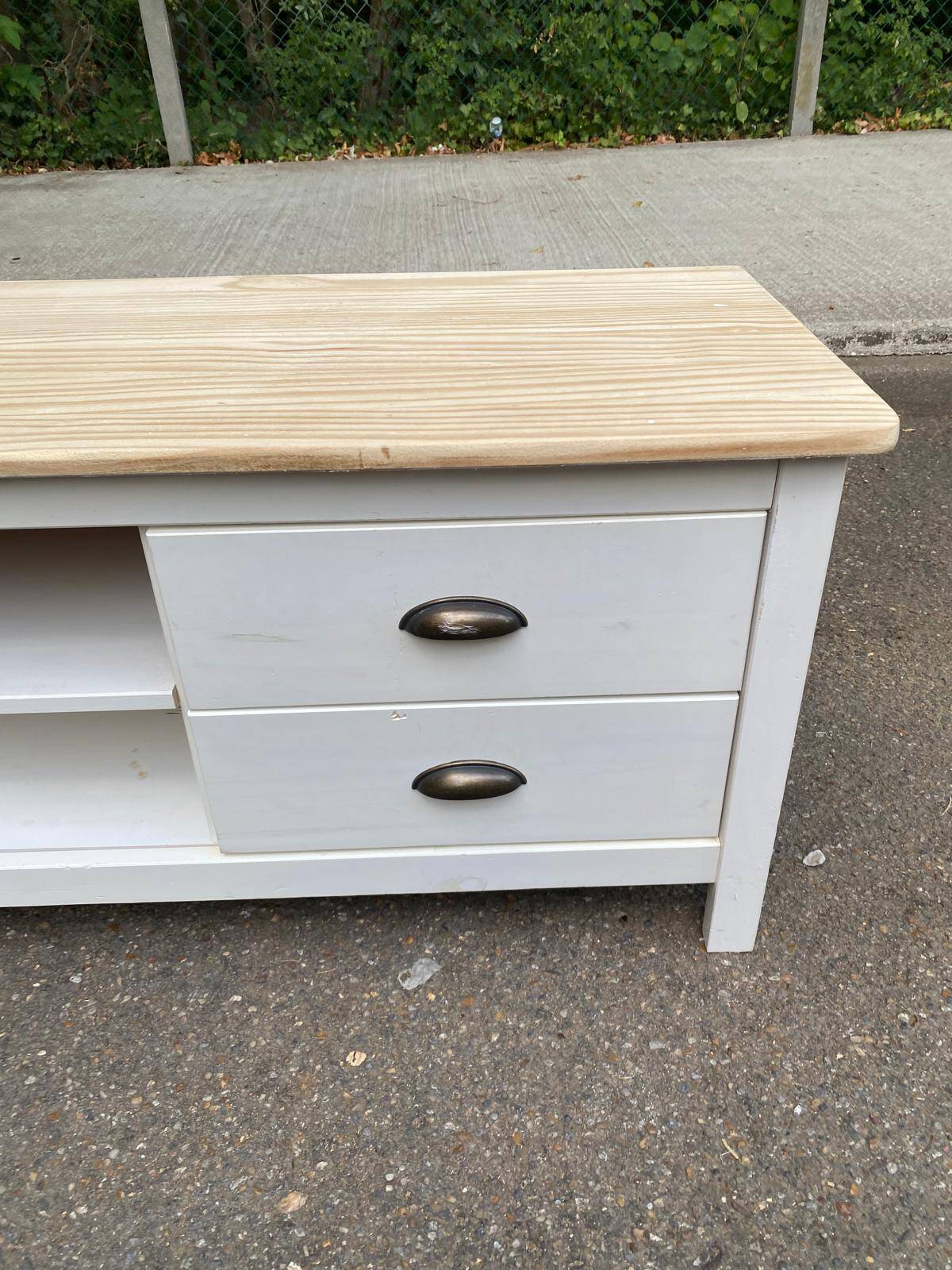 Scandinavian chic country TV unit in solid white and natural wood 160cm