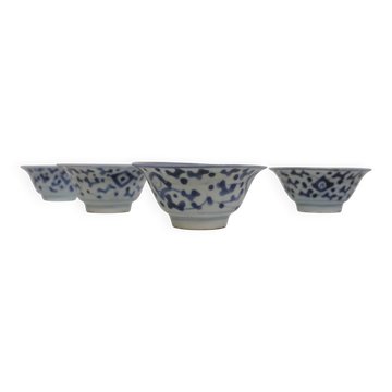 Set of 4 Chinese blue and white bowls with lotus scrolls – 19th century