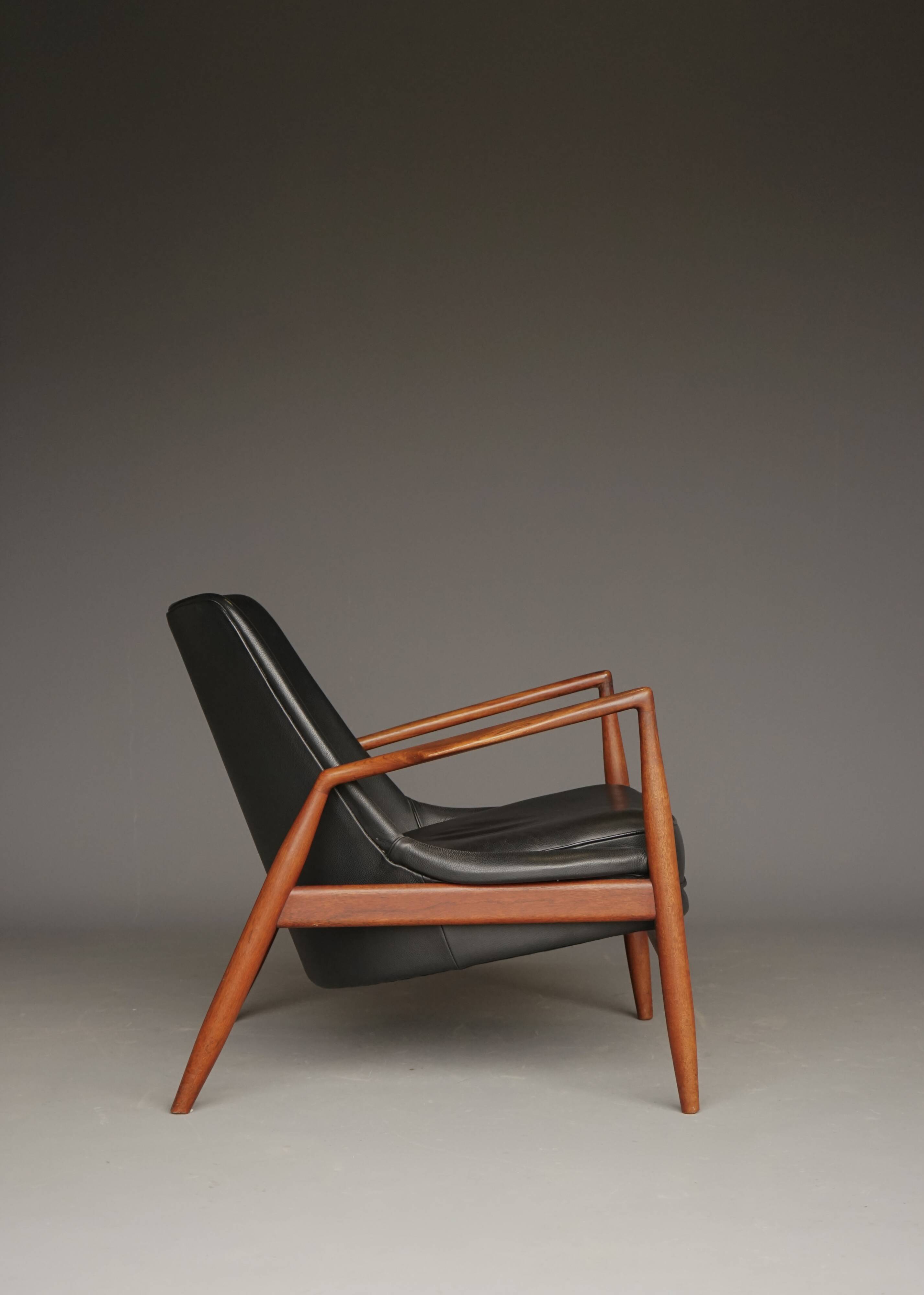 Fauteuil Seal en cuir et teck Ib Kofod-Larsen pour OPE, Suède, années 1960.
