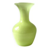 Vase en opaline vert pastel