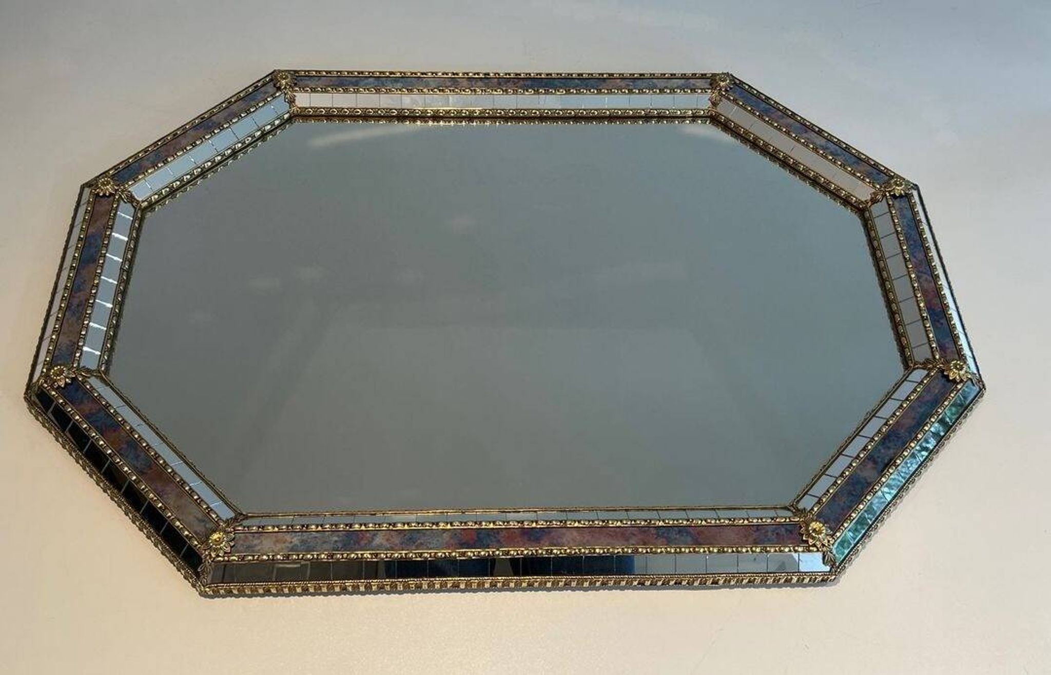 Miroir Octogonal à Facettes et Guirlandes de Laiton — Travail Français, Ver