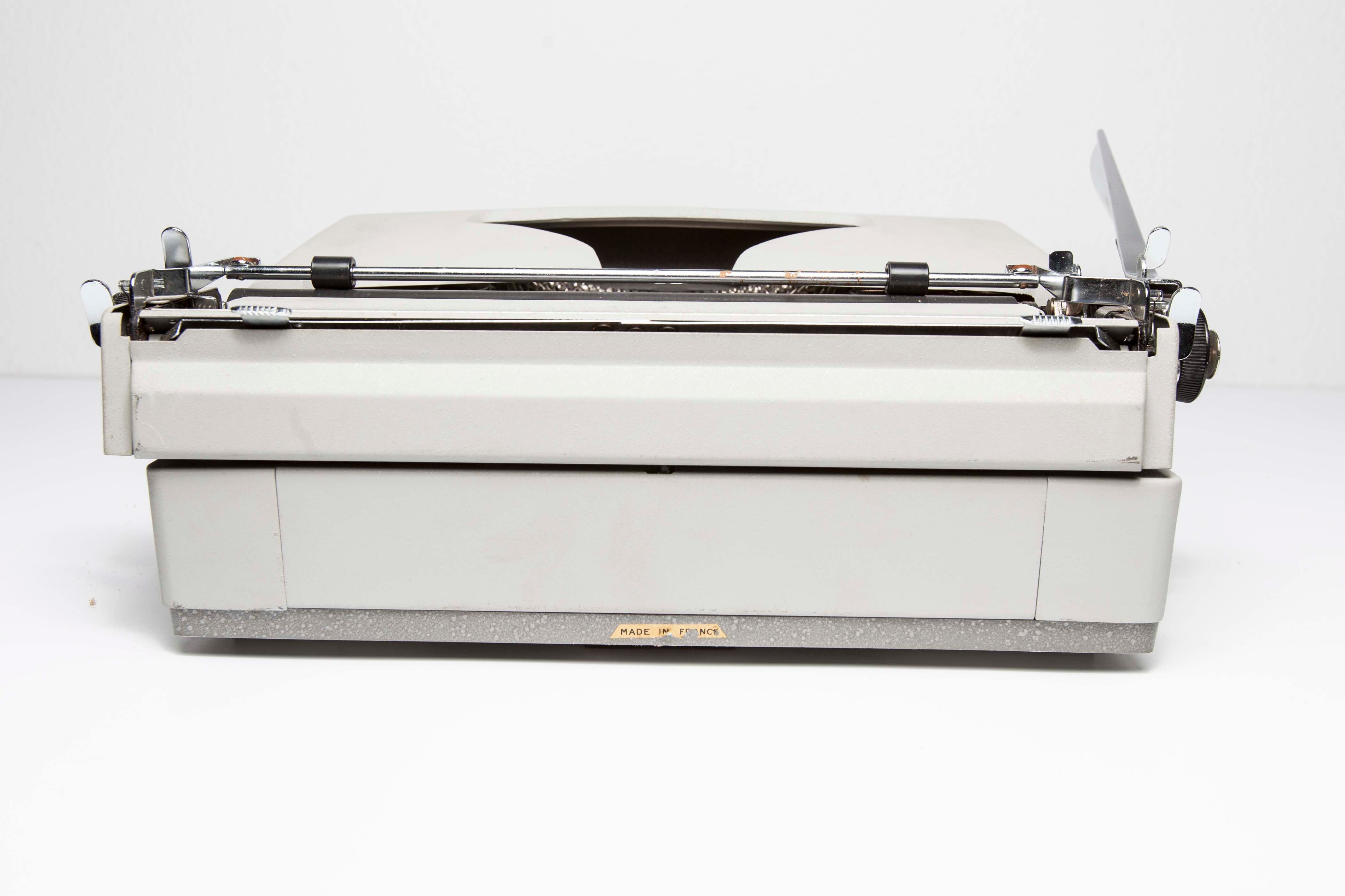 Typewriter Remington Monarch