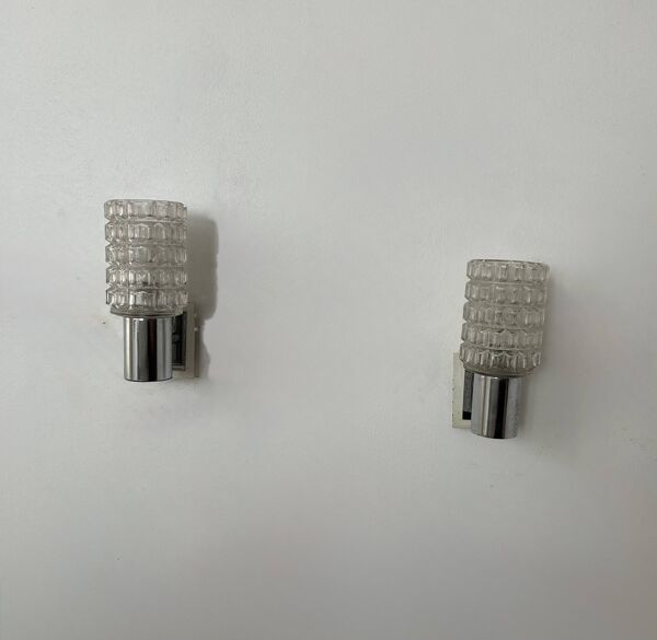 Paire d'appliques vintage, métal chromé et verre moulé pressé, Italie, 1970