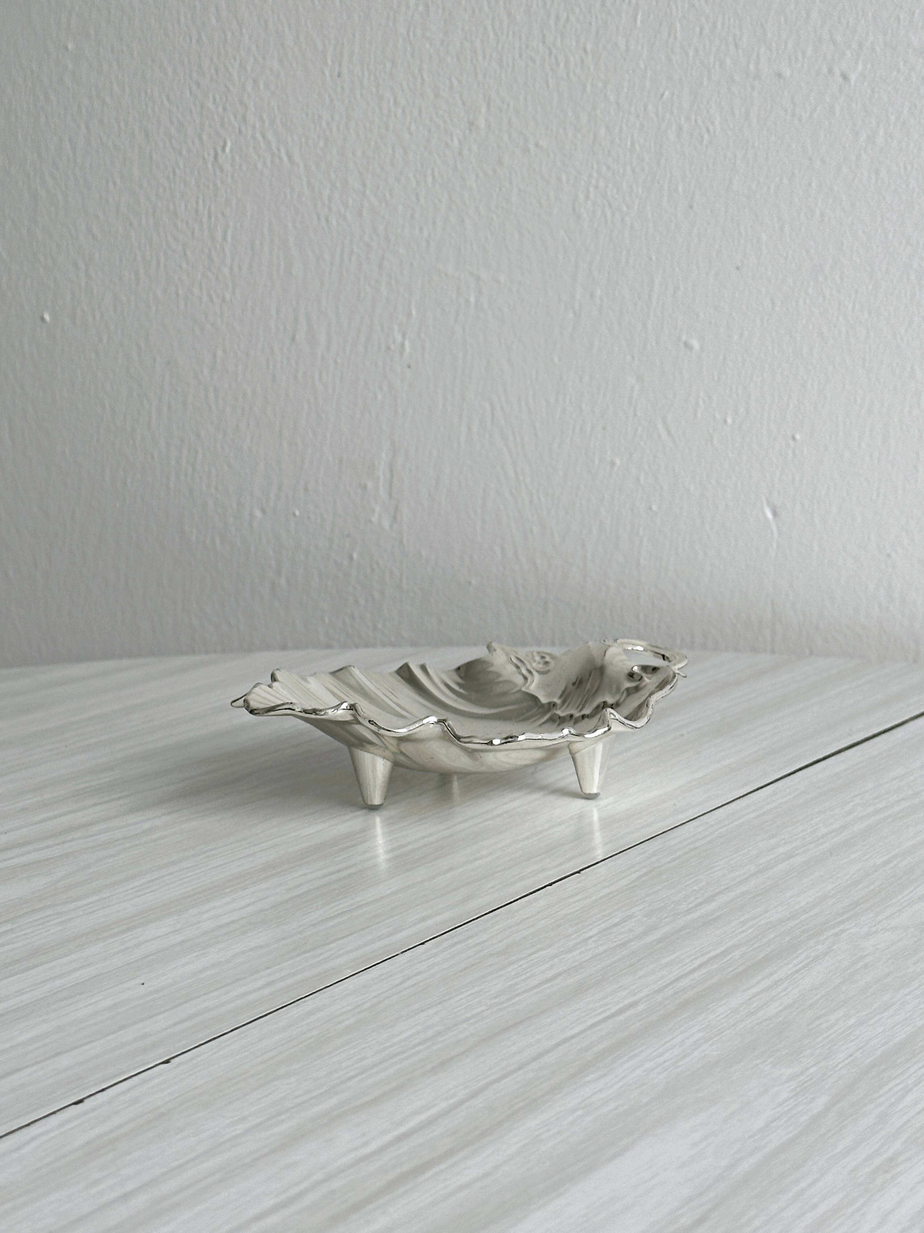 Vide-poche en forme de feuille en métal blanc argenté