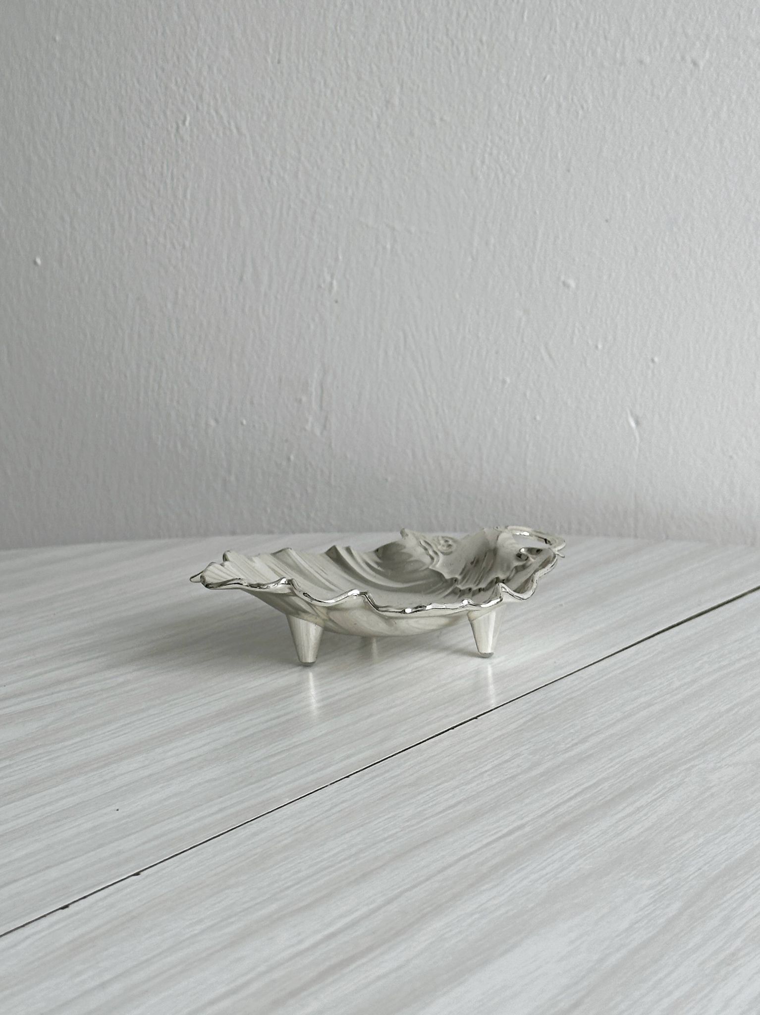 Vide-poche en forme de feuille en métal blanc argenté