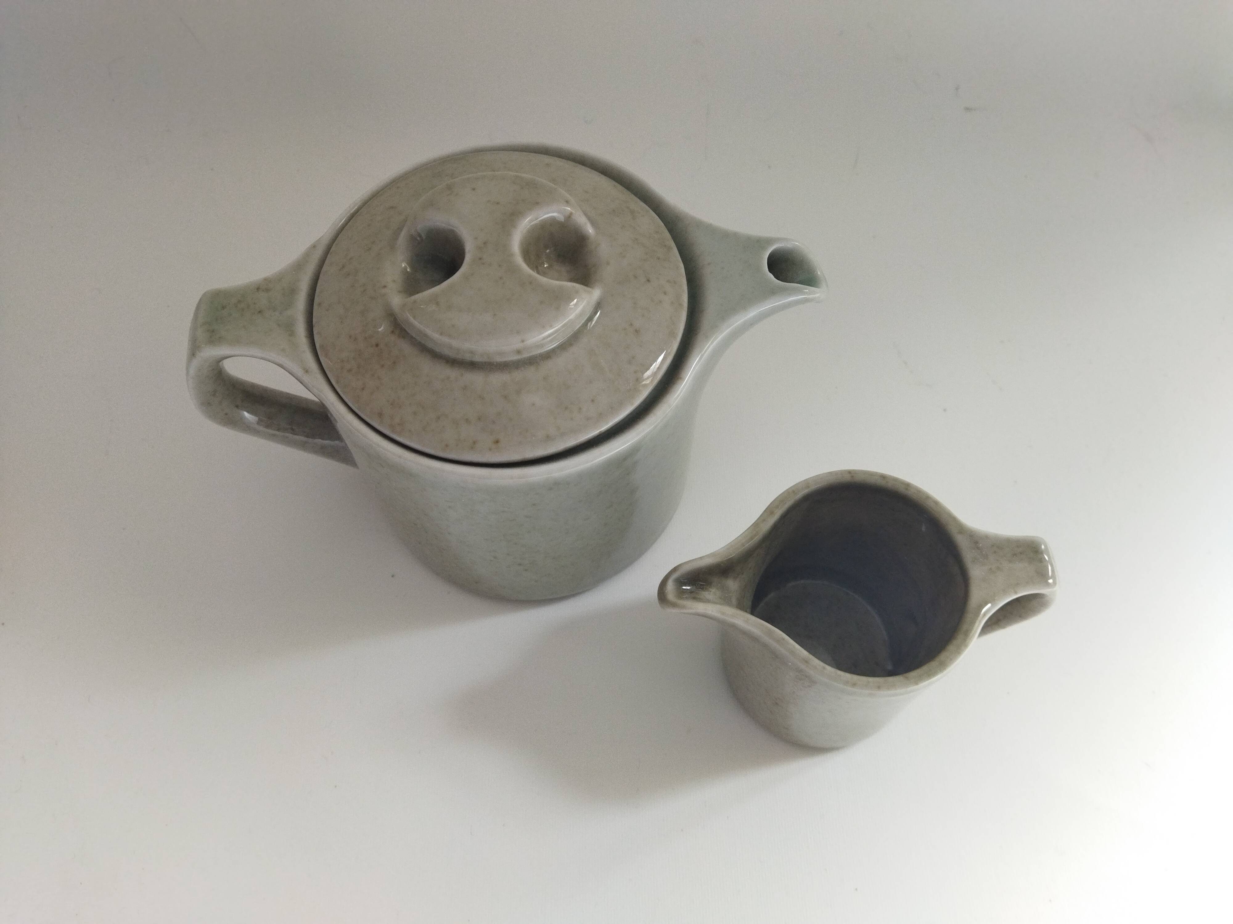 Porcelain teapot & creamer from lot virebent