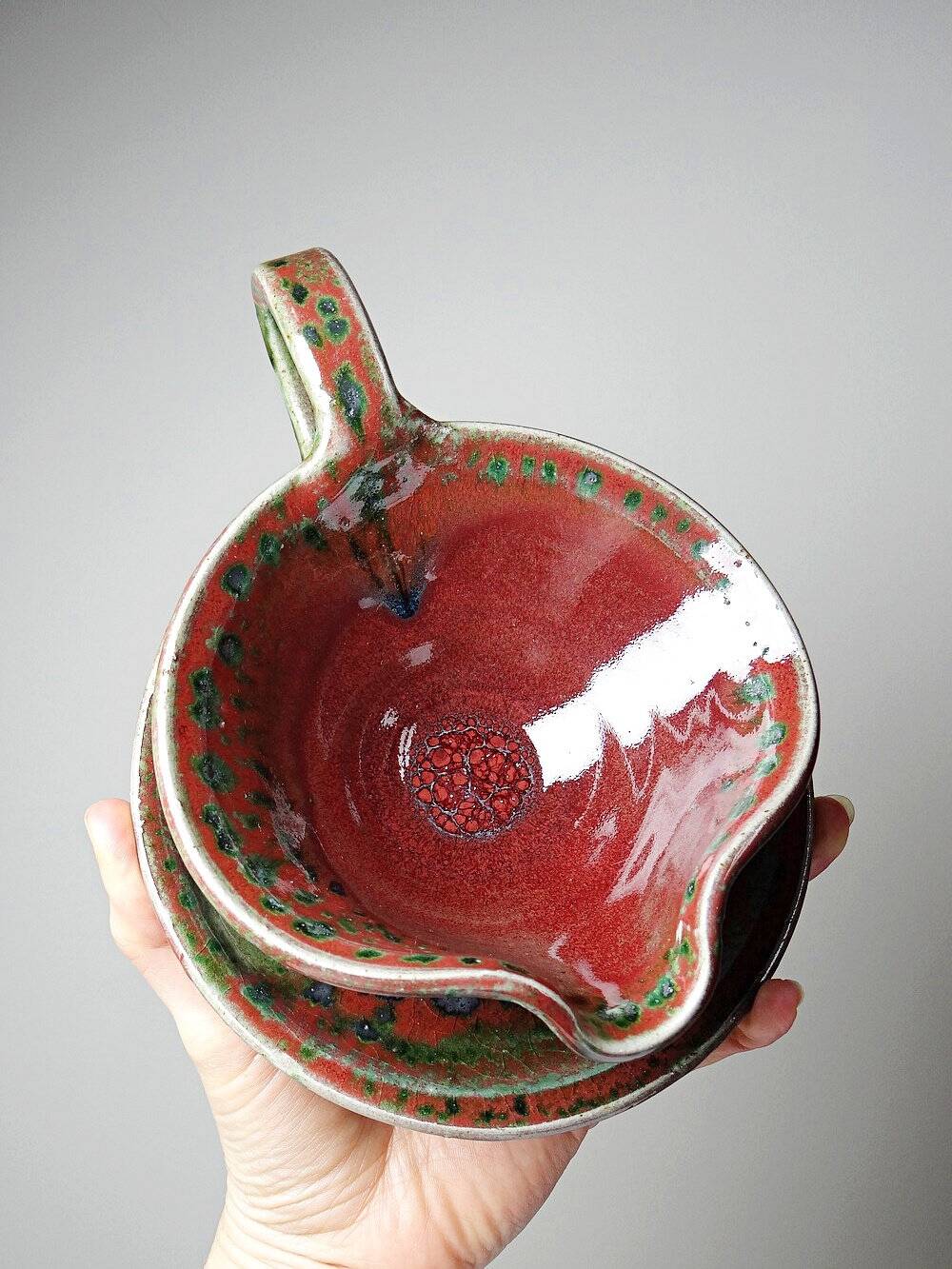 Glazed stoneware sauce boat Fontgombault, red and green, vintage 1960-1970.