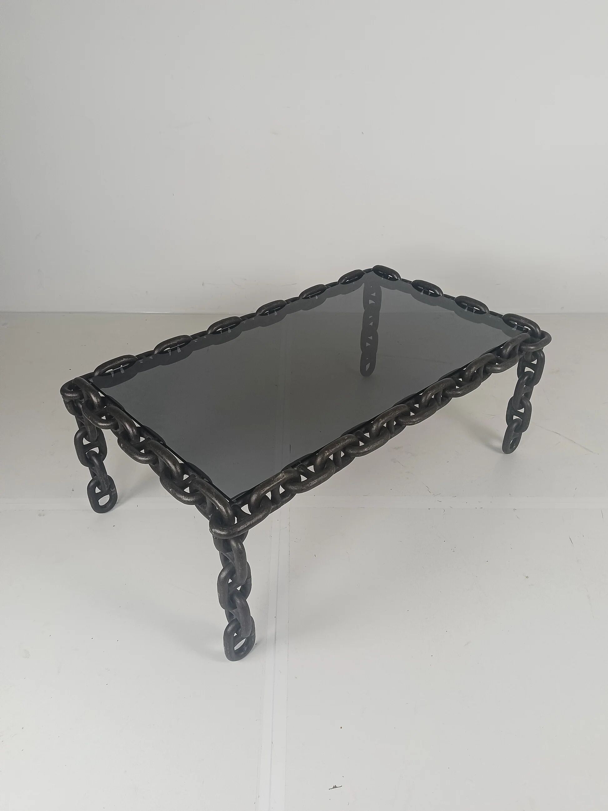 Table basse vintage brutaliste en fer noir à mailles de chaîne avec verre fumé d'origine, années 70