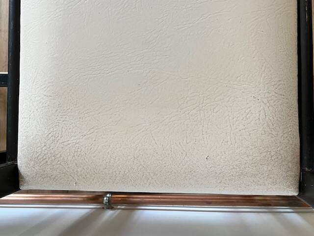 Paire de chaises noires + simili blanc