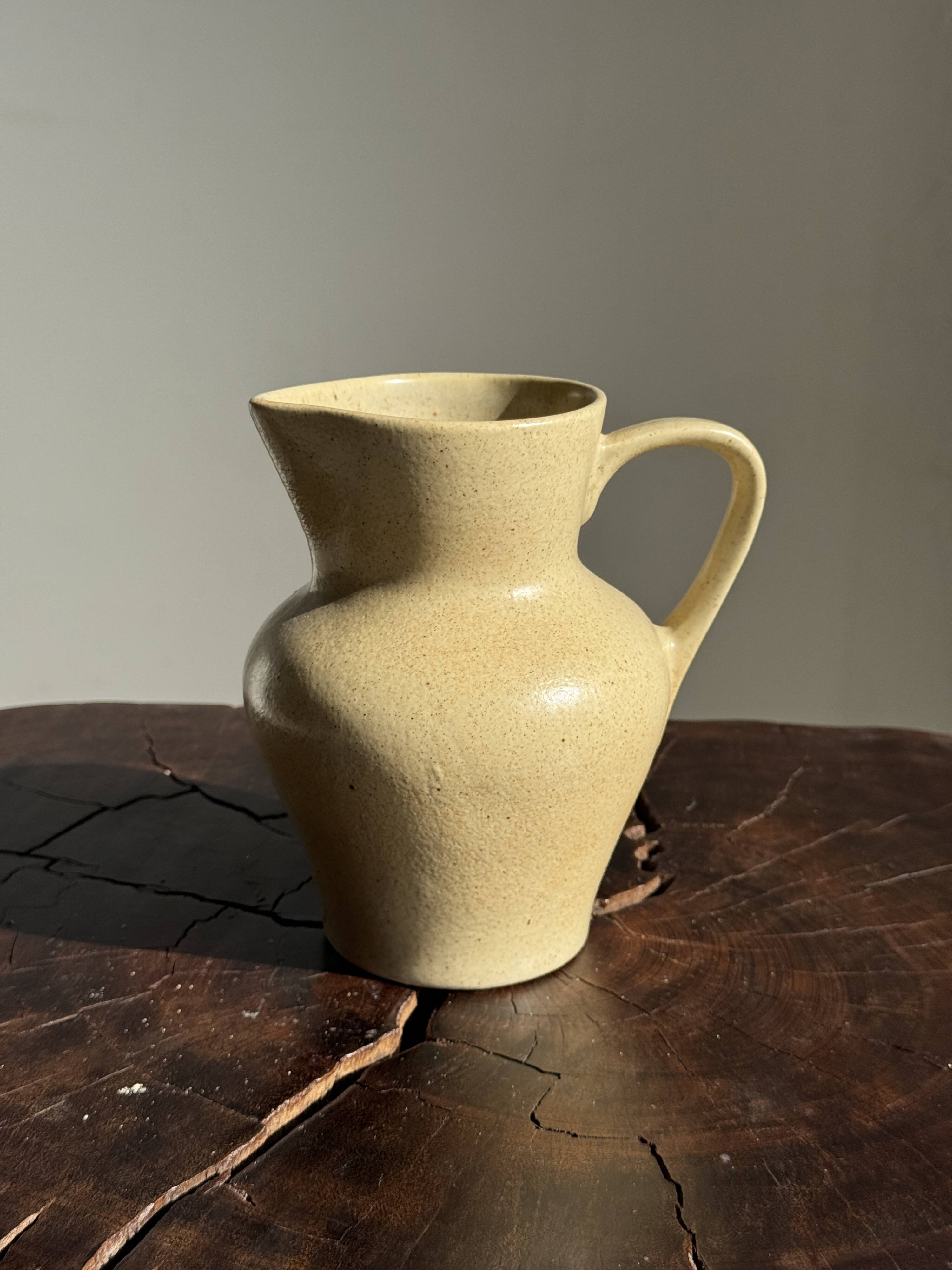Small beige stoneware jug H14 L15