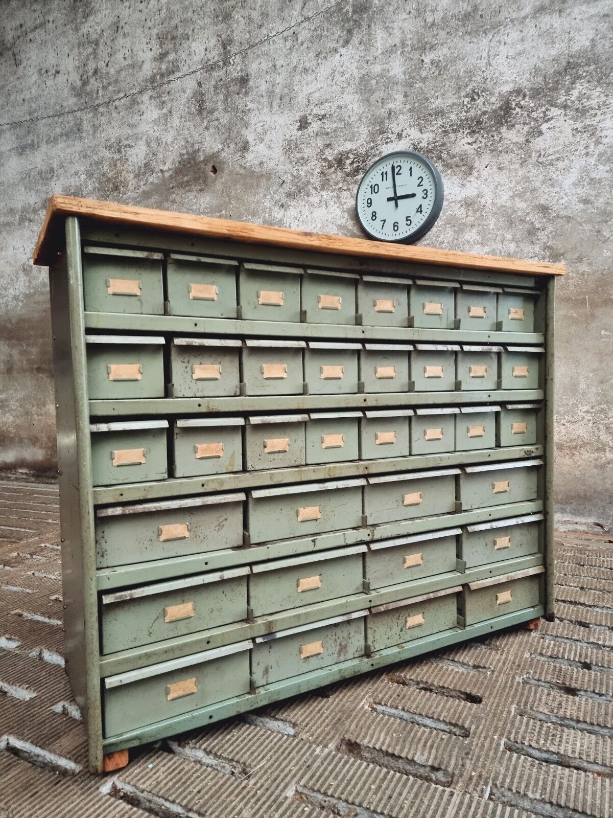 Commode industrielle vert olive