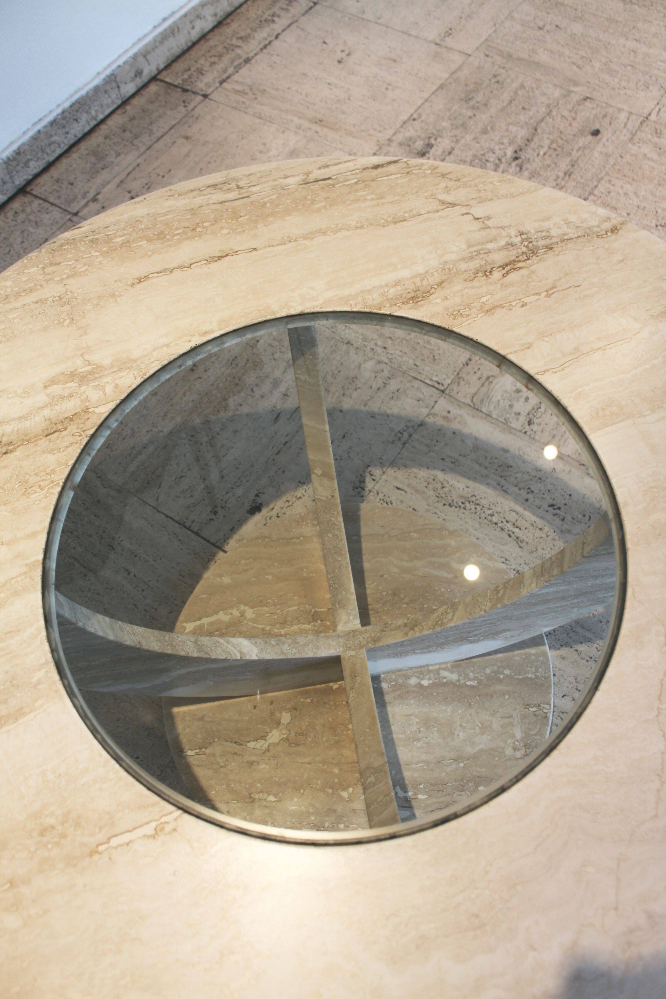 Table basse ronde travertin et vitre, Italie, 1970.