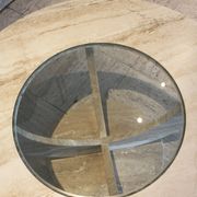 Table basse ronde travertin et vitre, Italie, 1970.