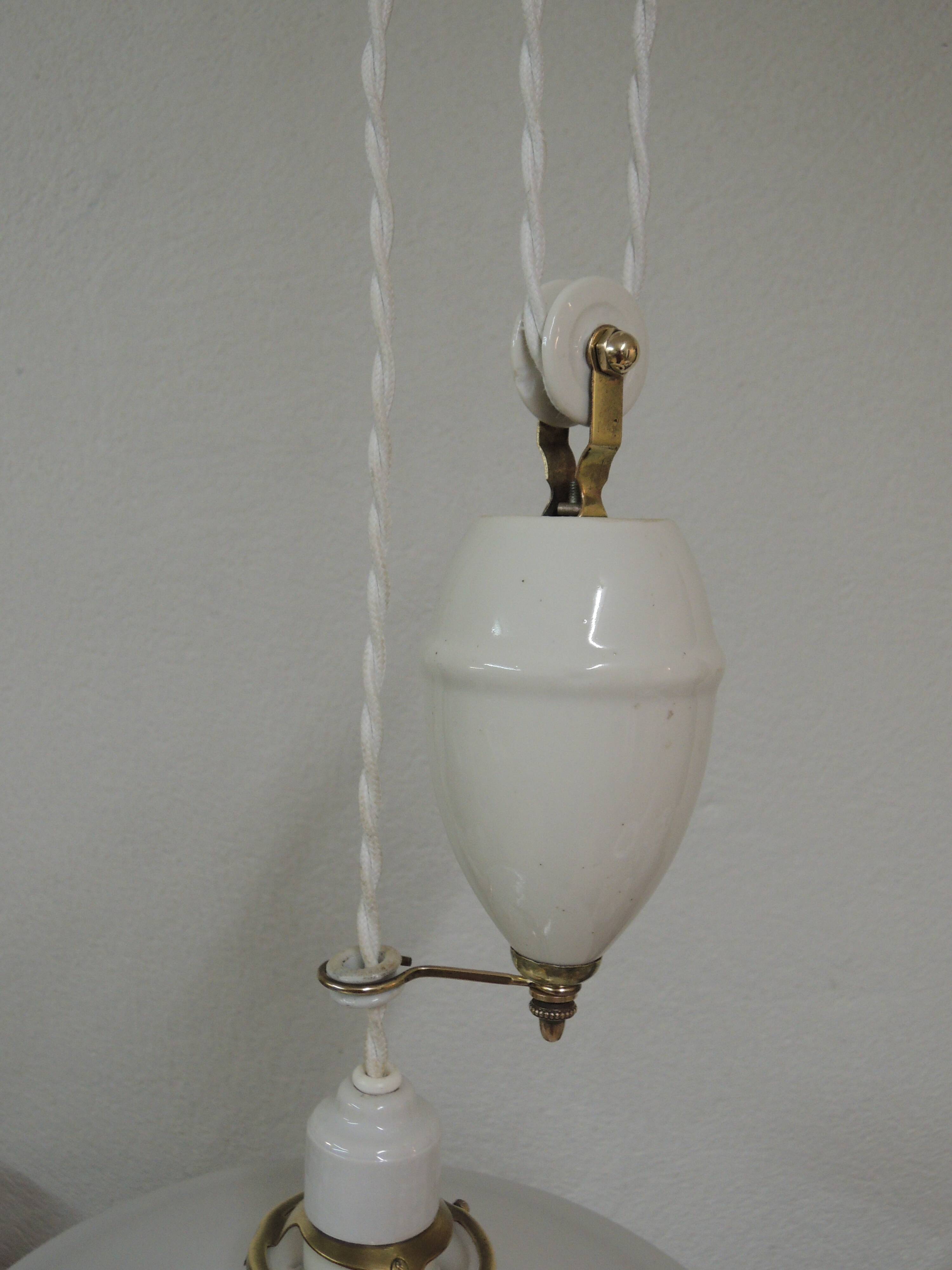 Suspension opaline monte-et-baisse