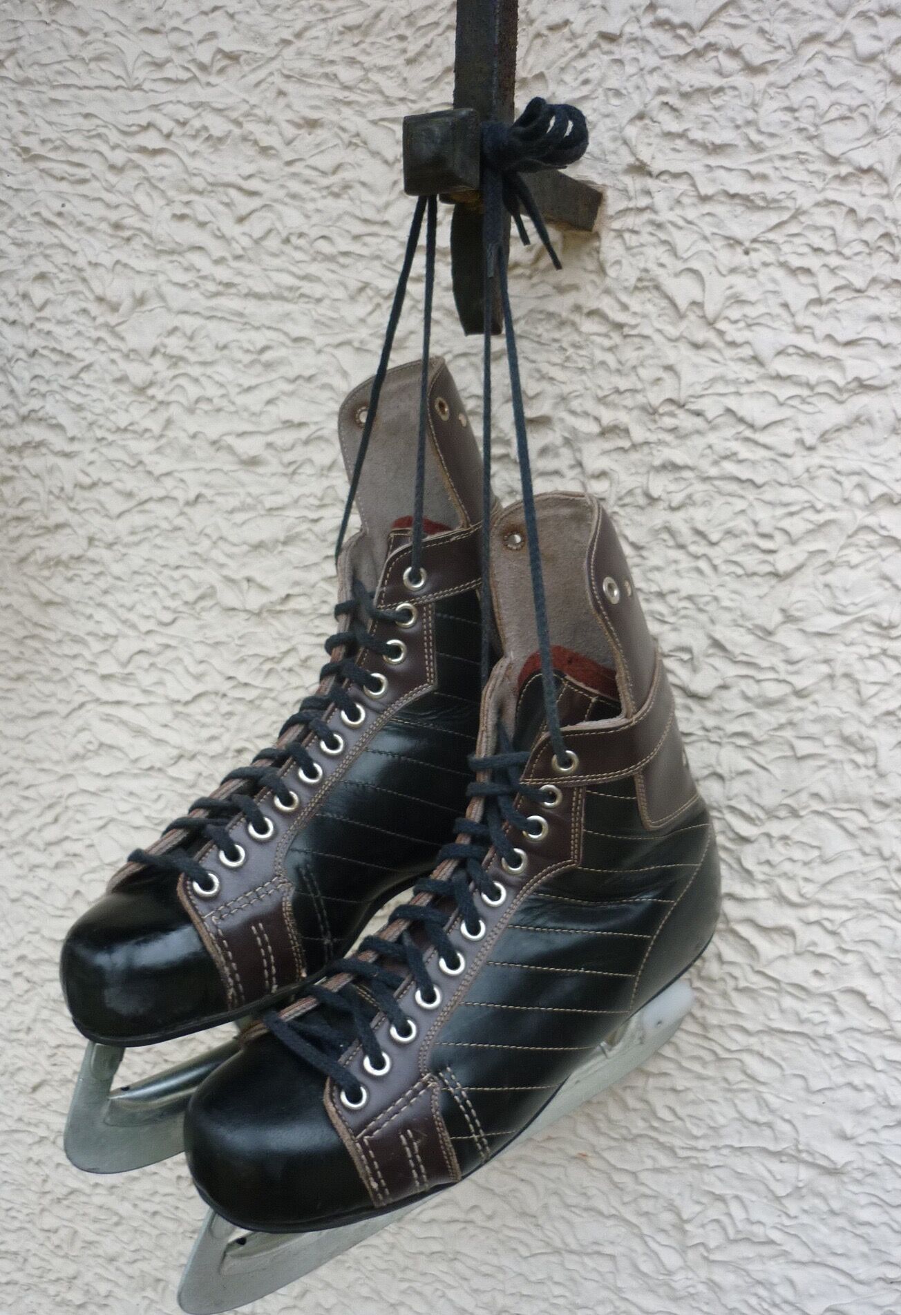 Old Lutra ice hockey skates