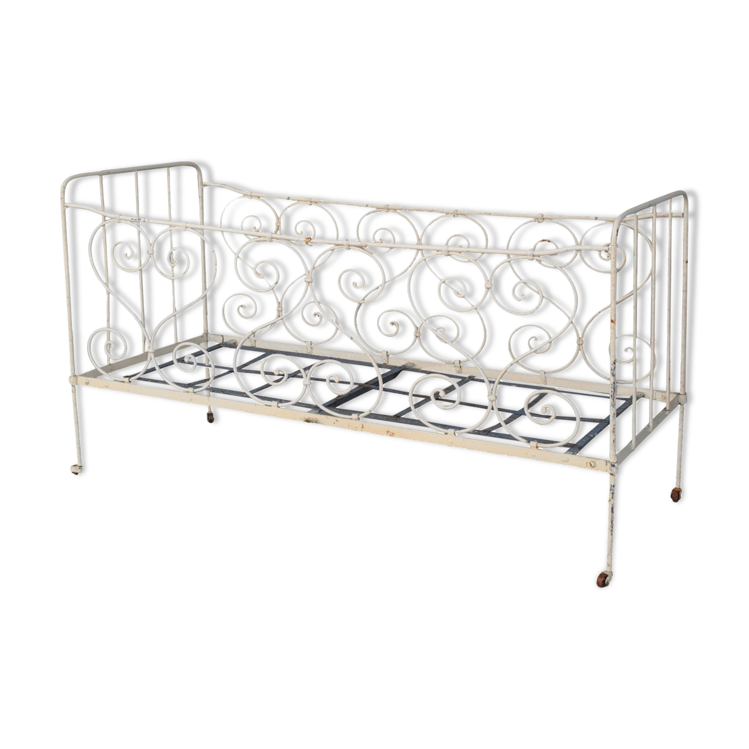 Bed in wrought iron of time end XIX painted white